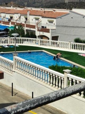 Maison Dans Piscine Hébergement de vacances Roses